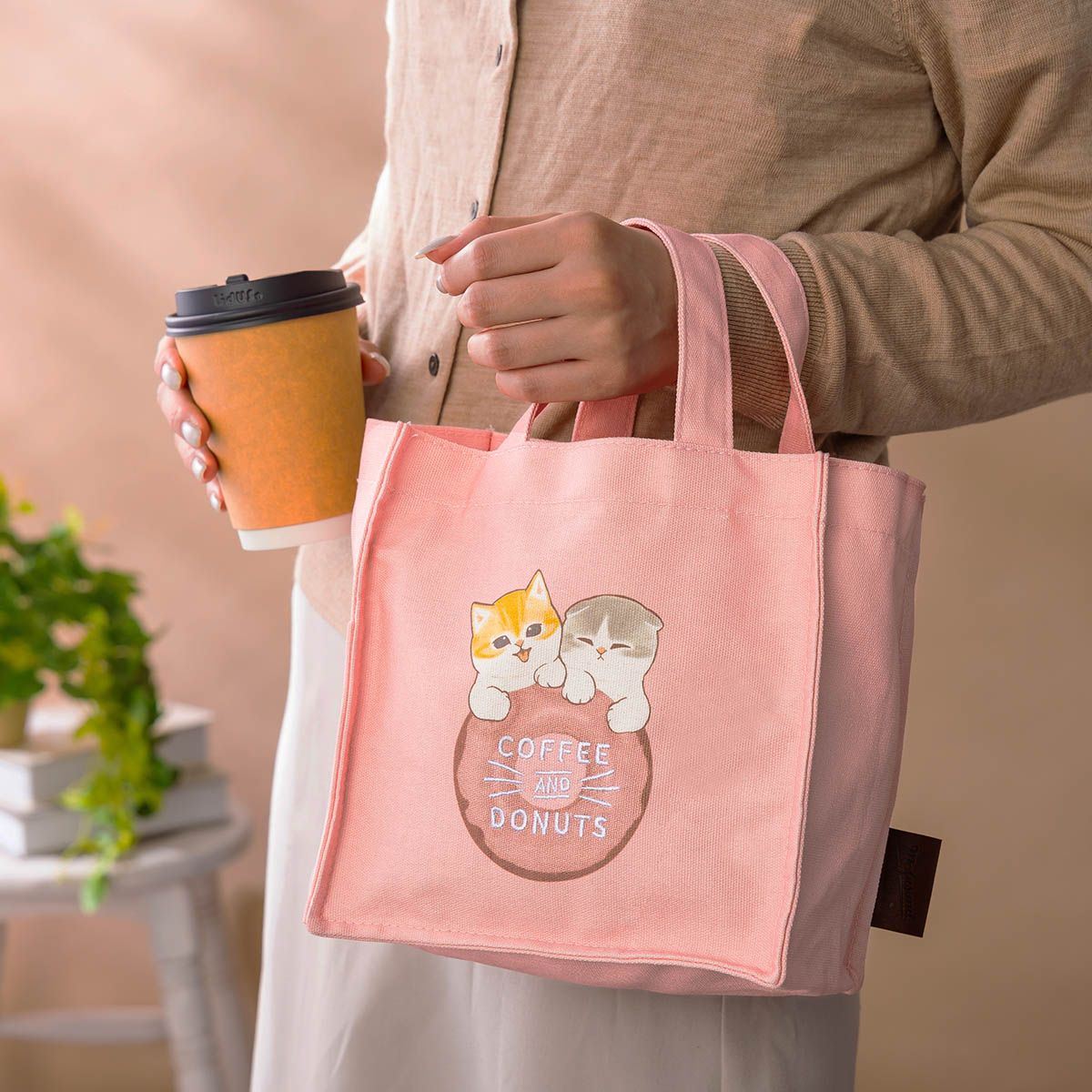 Bolso tote cuadrado Mofusand Coffee and Donuts rosado