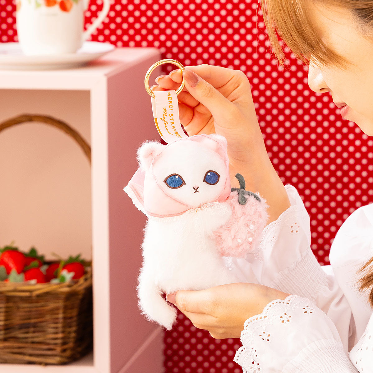 Llavero mofusand Merci Strawberry: gato blanco con frutilla