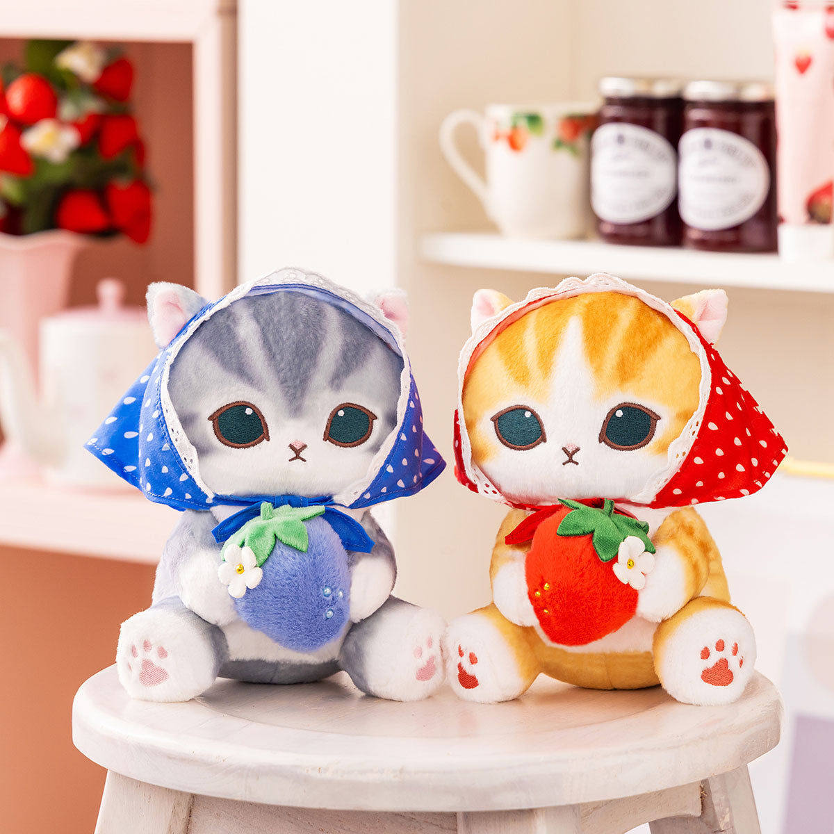 Peluche mofusand Merci Strawberry con frutilla azul