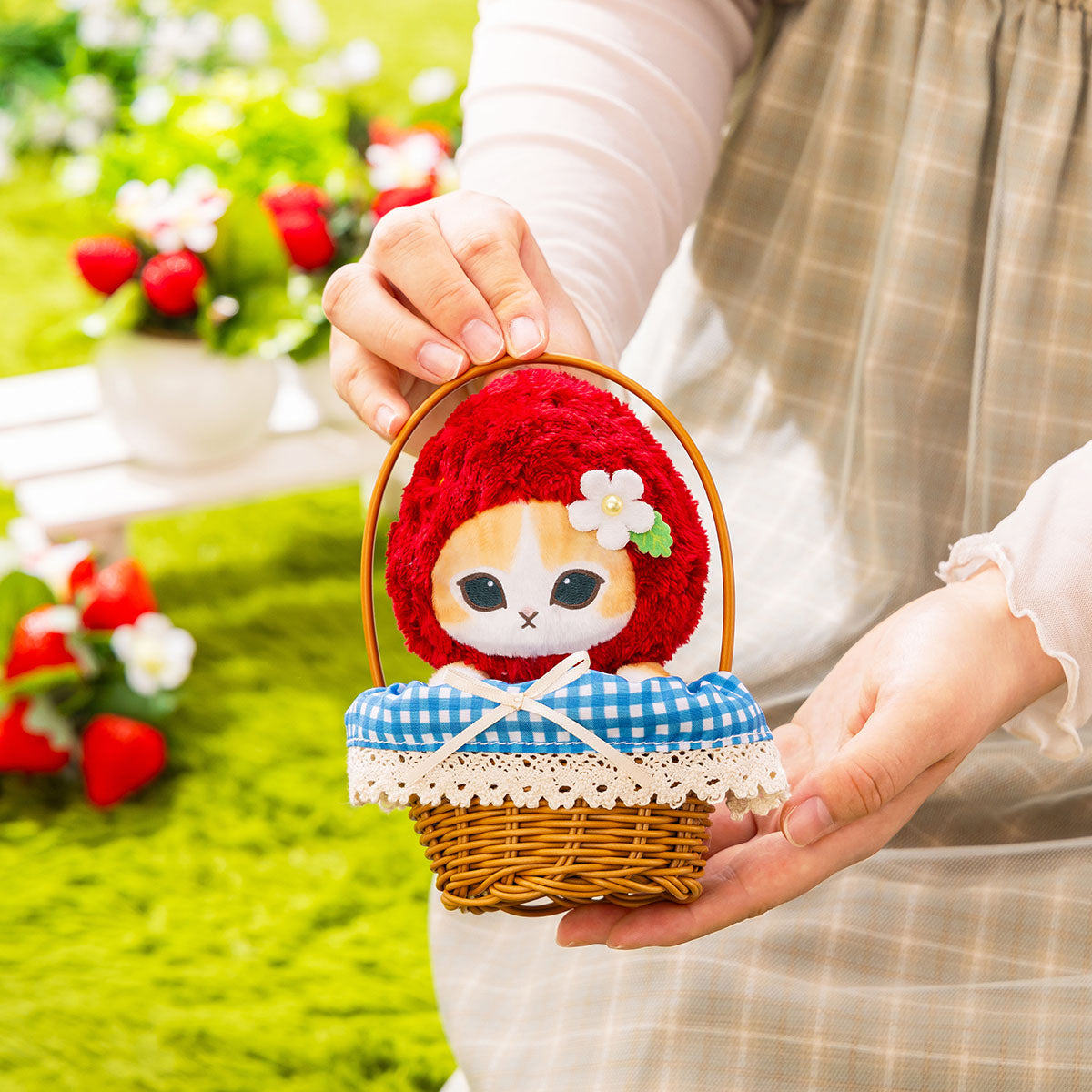 mofusand MERCI STRAWBERRY: peluche en canasto