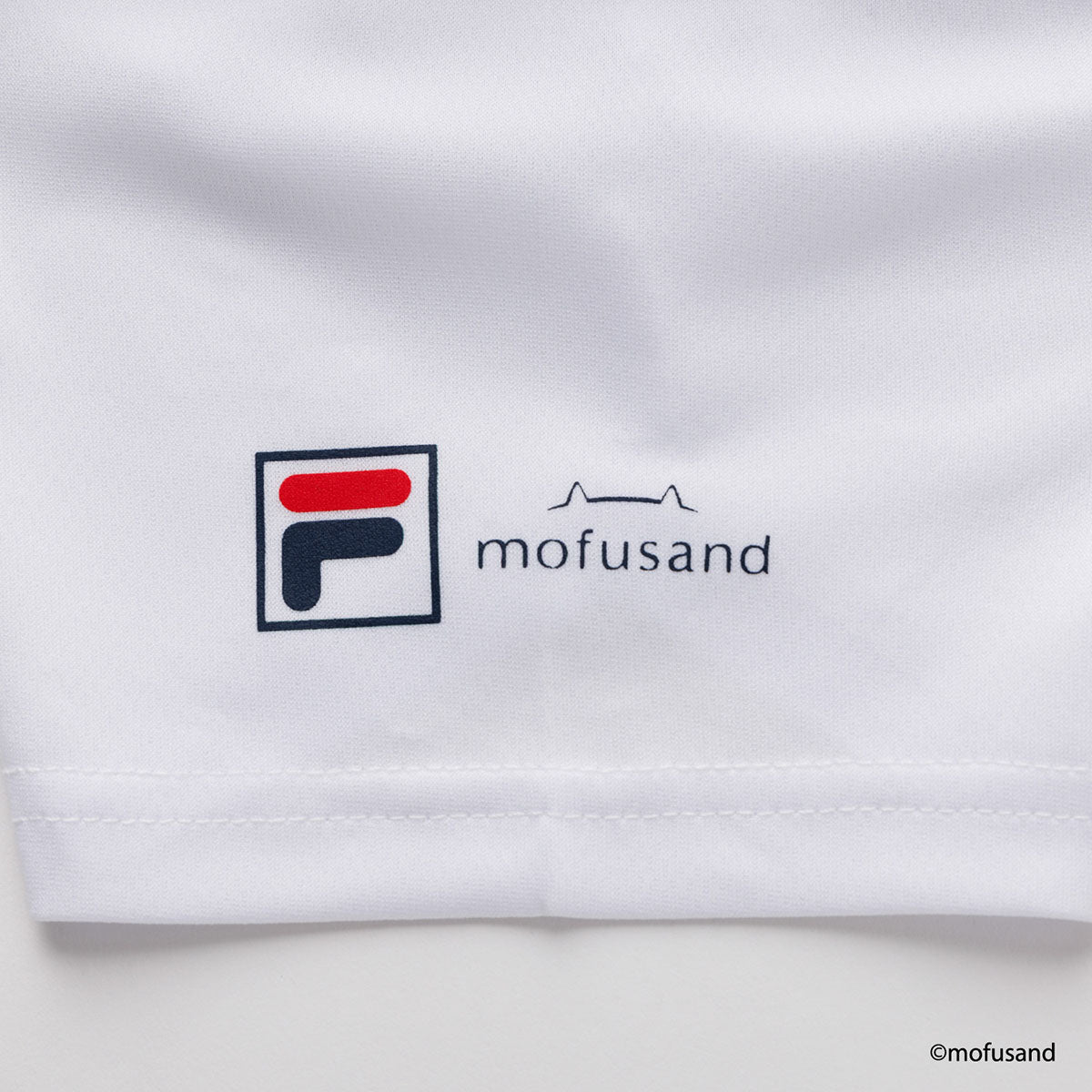 Polera manga corta mofusand x FILA blanca
