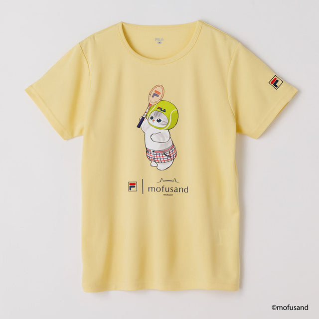 Polera mofusand × FILA amarilla clara, pelota de tenis
