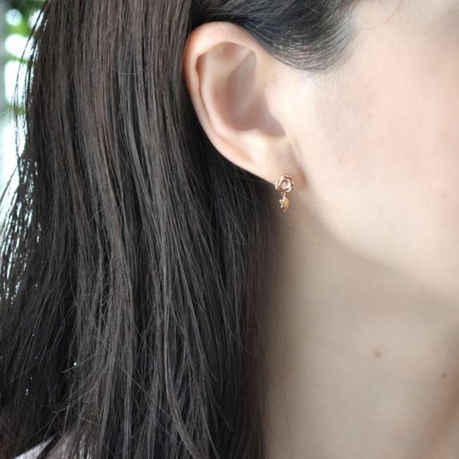 Aros La Bella y la Bestia en oro rosa K10, diamantes y zafiros