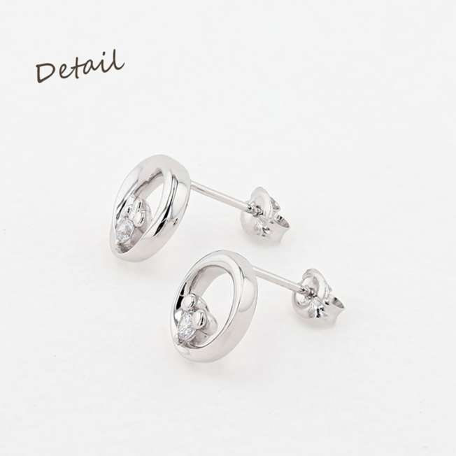 Aros asimétricos de Mickey y Minnie en plata con baño de rodio