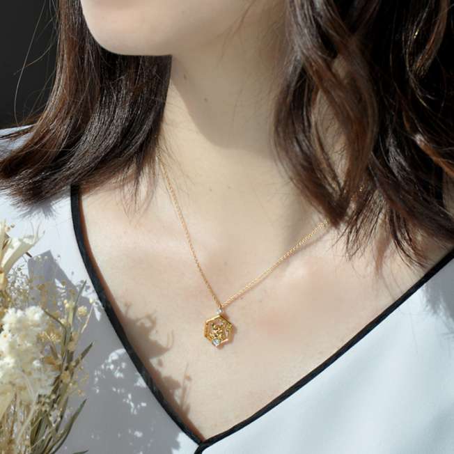 Collar colgante de Winnie the Pooh con baño dorado