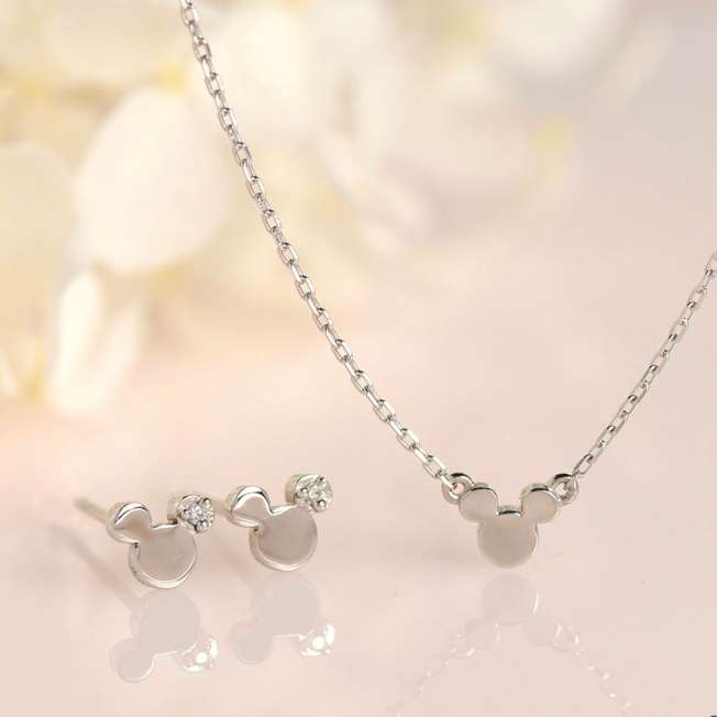 Collar con colgante de Mickey Mouse en platino y diamante