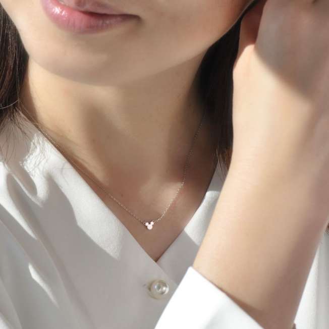 Collar con colgante de Mickey Mouse en platino y diamante