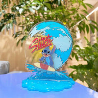 Pin de Stitch surfeando con soporte acrílico