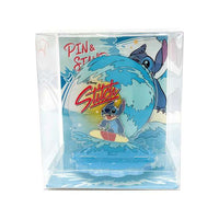 Pin de Stitch surfeando con soporte acrílico