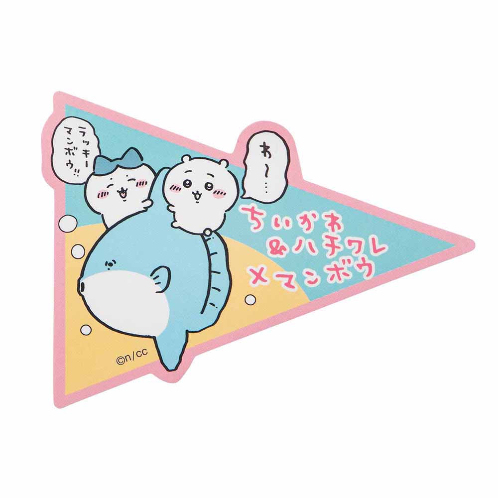 Sticker de Chiikawa y Hachiware con un pez luna