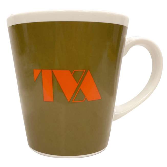 Taza de Loki temporada 2 con logo de la TVA