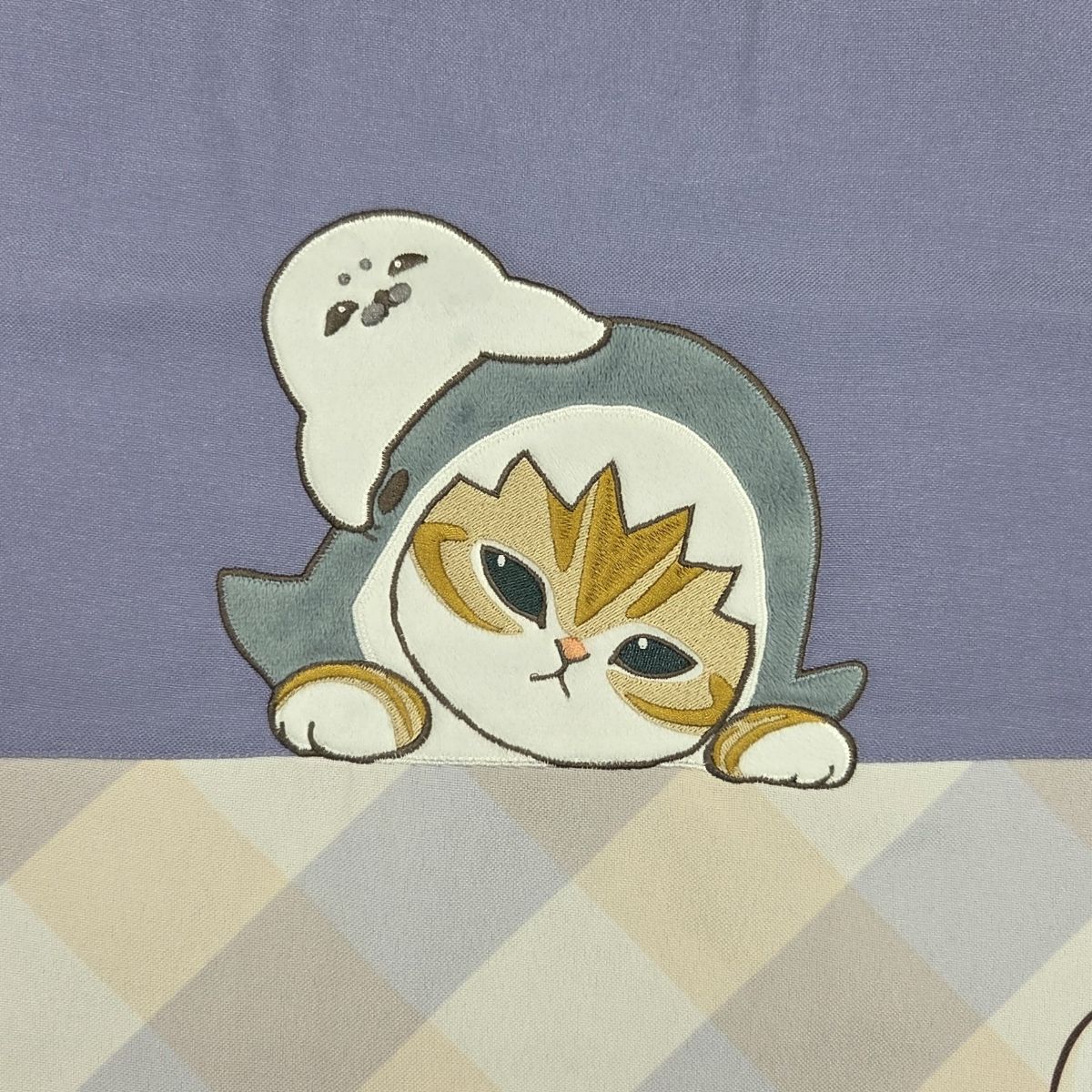 Delantal Mofusand con gatito tiburón y foca