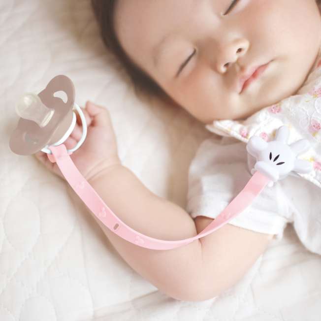 Sujetachupete y sujetajuguetes Mickey Mouse rosado y beige