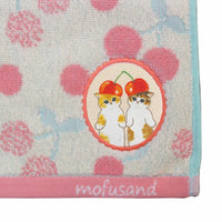 Toalla pequeña mofusand con diseño de cerezas