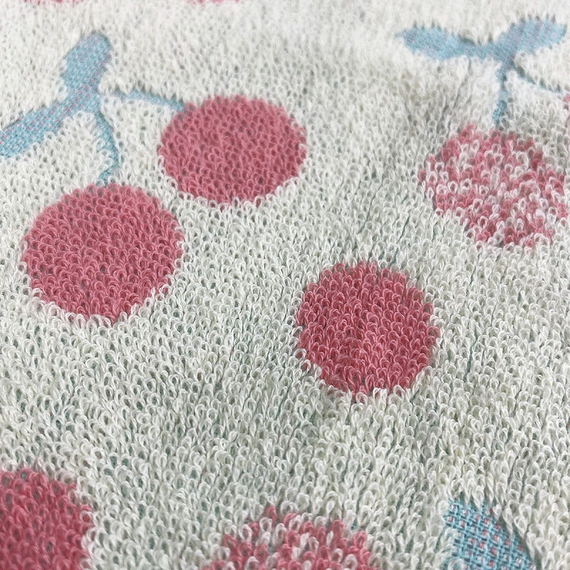Toalla pequeña mofusand con diseño de cerezas