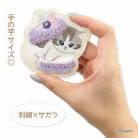 Pin bordado Mofusand pastel con diseño de macaron