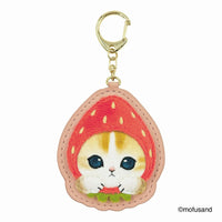 Llavero de parche afelpado Mofusand con gatito frutilla