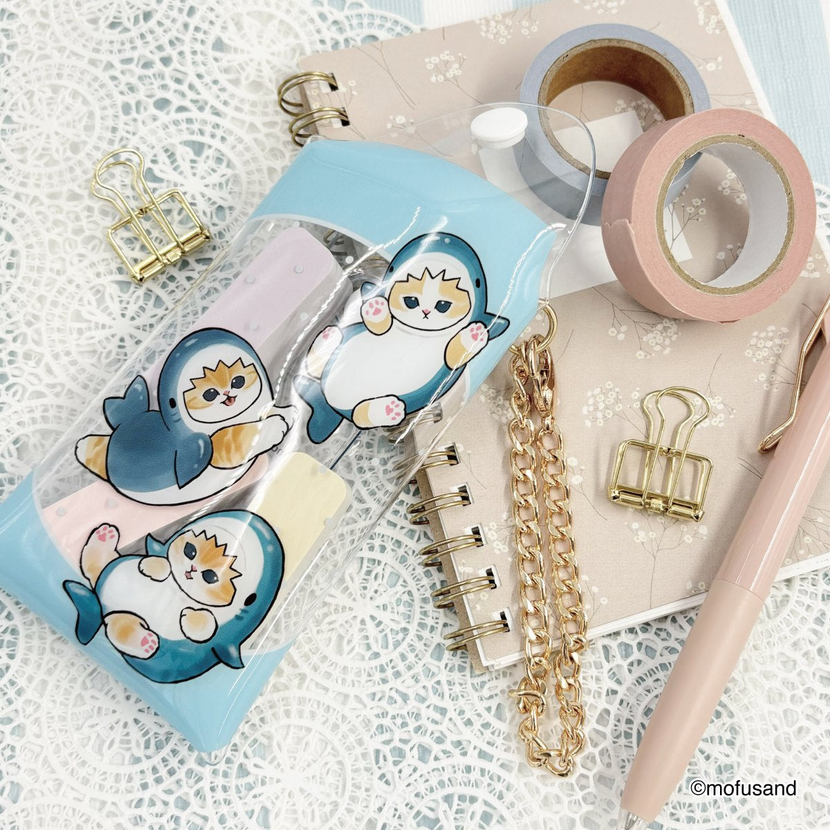 Estuche transparente con cadena Mofusand