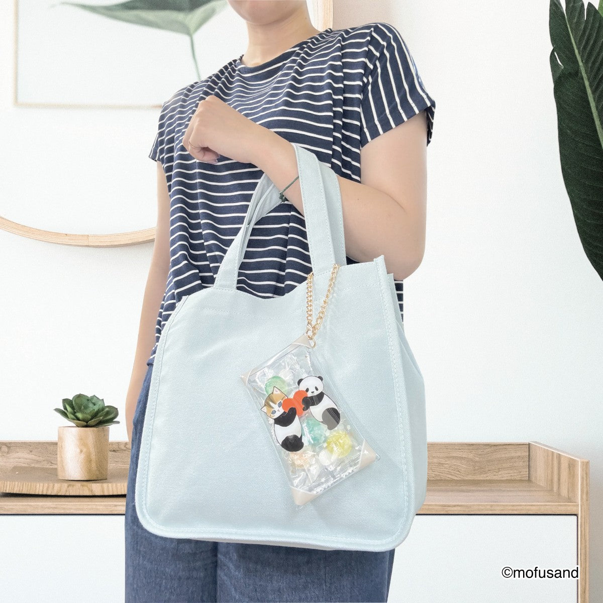 Estuche transparente con cadena Mofusand