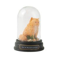 Figura de Crookshanks bajo domo de vidrio