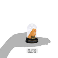 Figura de Crookshanks bajo domo de vidrio