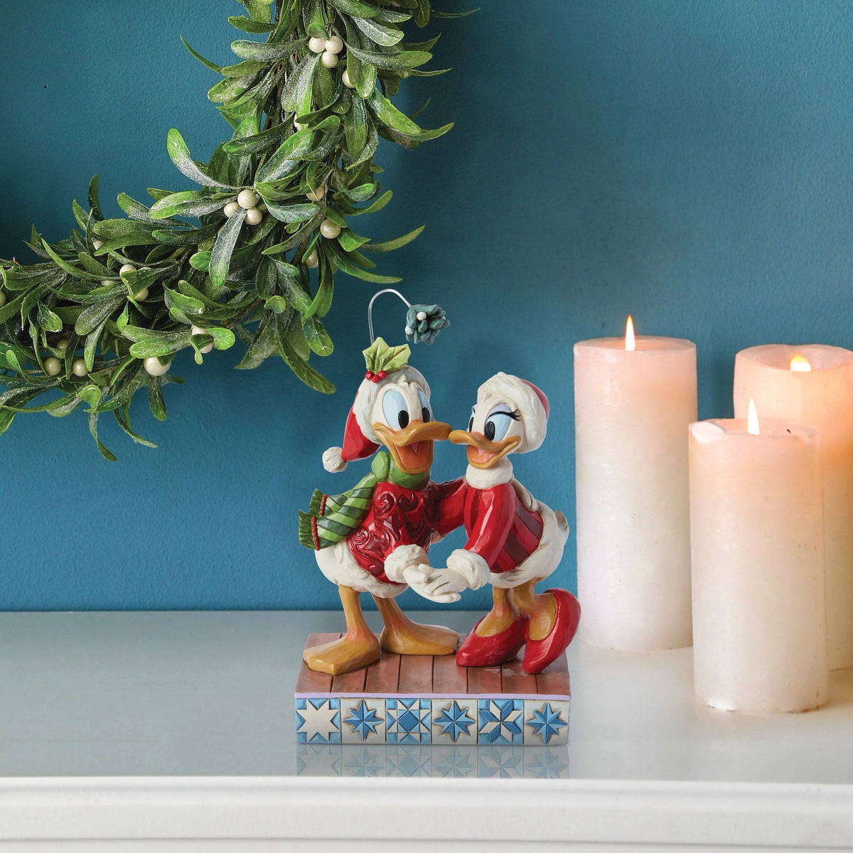 Figura Donald Duck y Daisy Duck bajo el muérdago