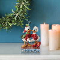 Figura Donald Duck y Daisy Duck bajo el muérdago