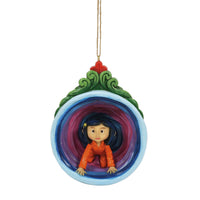 Coraline en túnel morado | Adorno colgante
