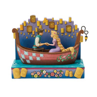 Disney Traditions: Rapunzel y Flynn Rider en bote con faroles LED
