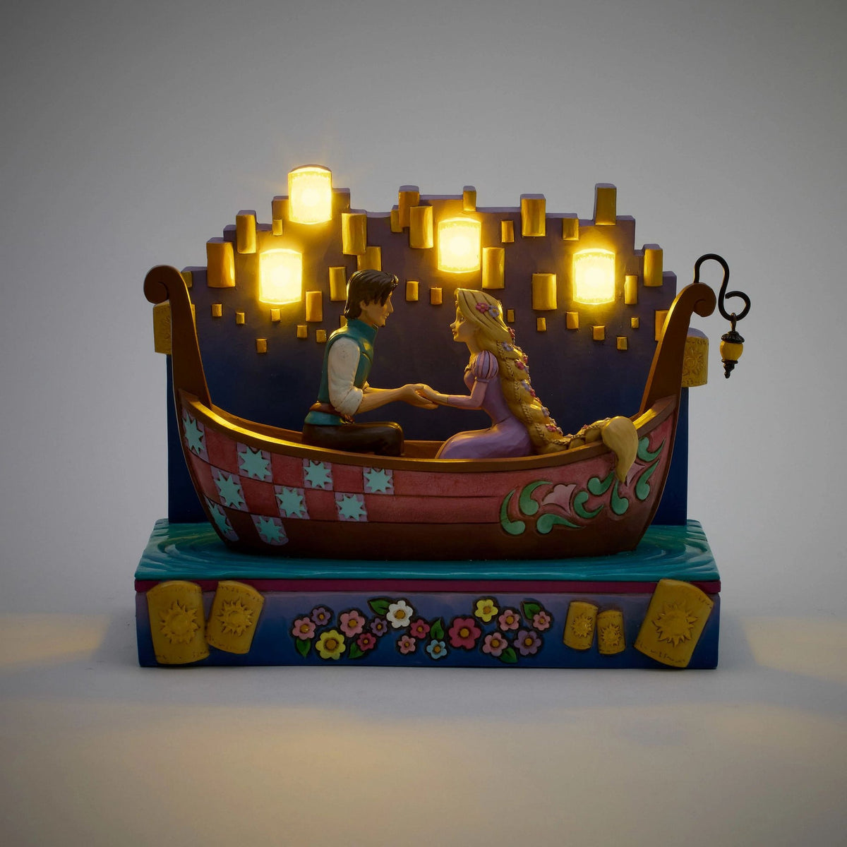 Disney Traditions: Rapunzel y Flynn Rider en bote con faroles LED