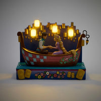 Disney Traditions: Rapunzel y Flynn Rider en bote con faroles LED