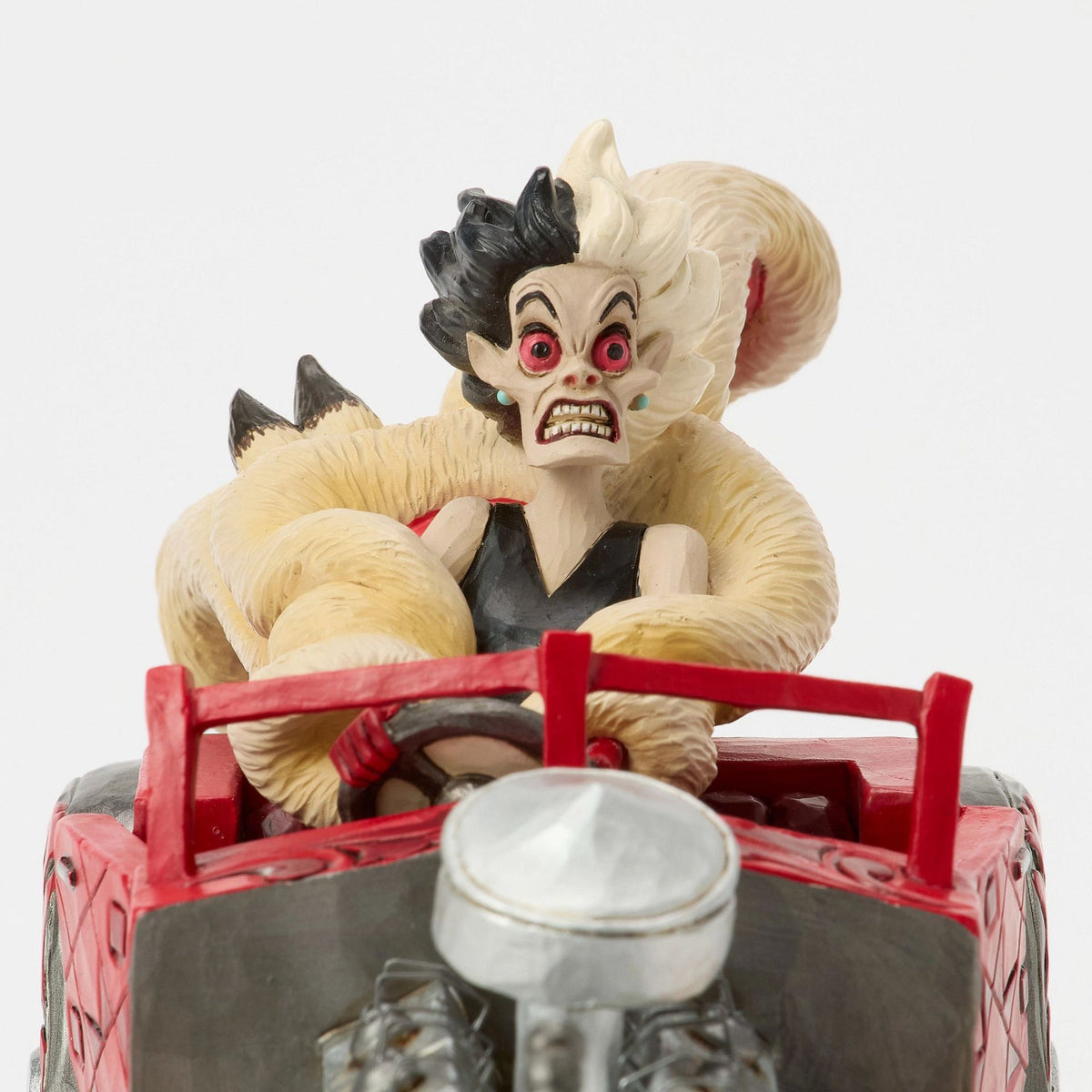 Figura musical de Cruella de Vil en su auto