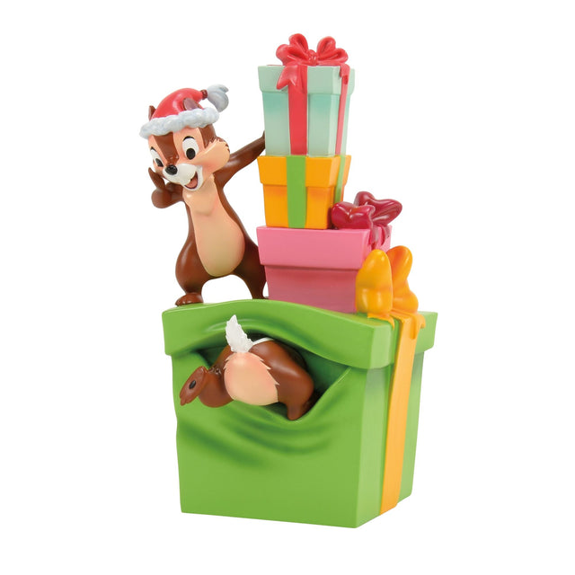 Figura de Chip y Dale entre regalos