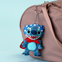Llavero de peluche Stitch Superhéroe – 626 Day 2026