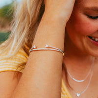 Pulsera cuff cruzada de Mickey Mouse, por Rebecca Hook