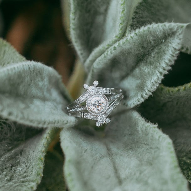 Anillo de diamantes de Mickey Mouse en oro blanco