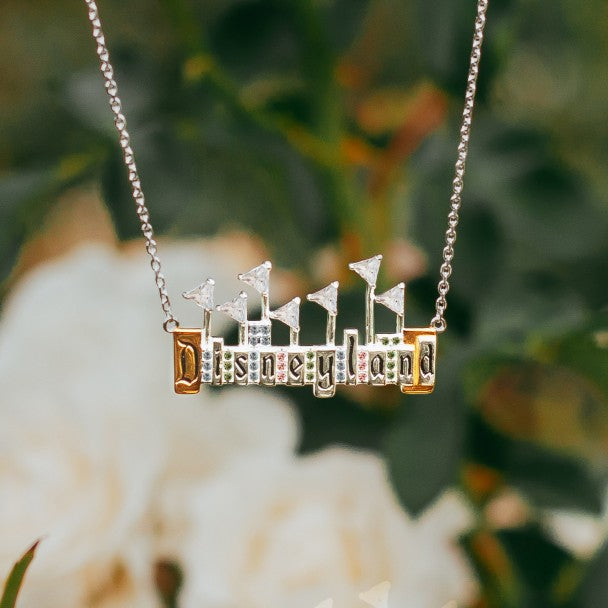 Collar con dije de marquesina de Disneyland