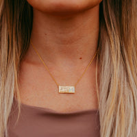 Collar con dije de librito de entradas de Disneyland