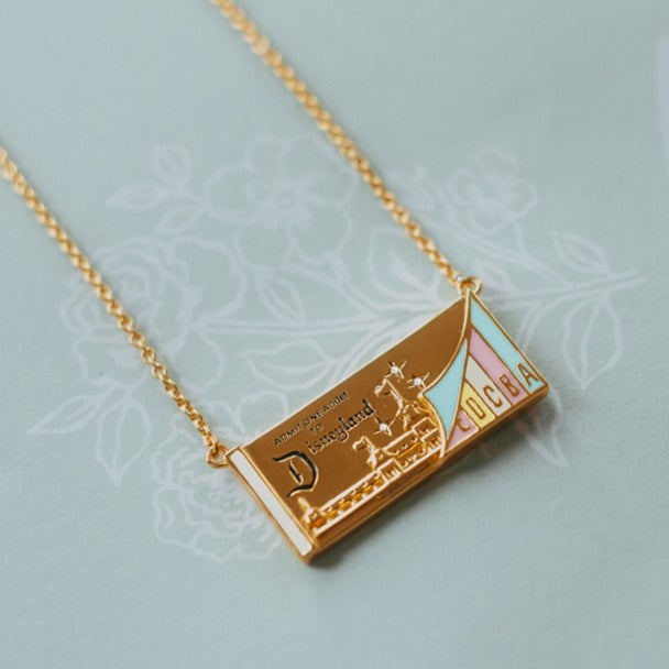 Collar con dije de librito de entradas de Disneyland