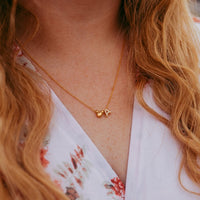 Collar dorado con inicial e ícono de Mickey Mouse