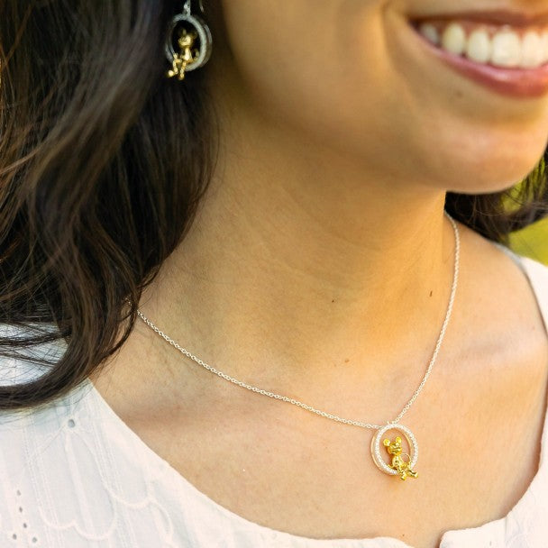 Collar con dije fijo de Mickey Mouse sentado