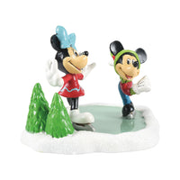 Disney Village: Mickey y Minnie patinando