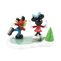 Disney Village: Mickey y Minnie patinando