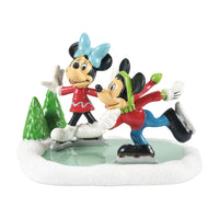 Disney Village: Mickey y Minnie patinando