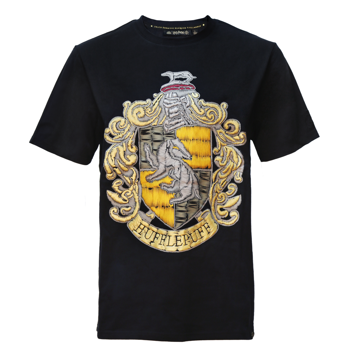 Polera negra con emblema Hufflepuff