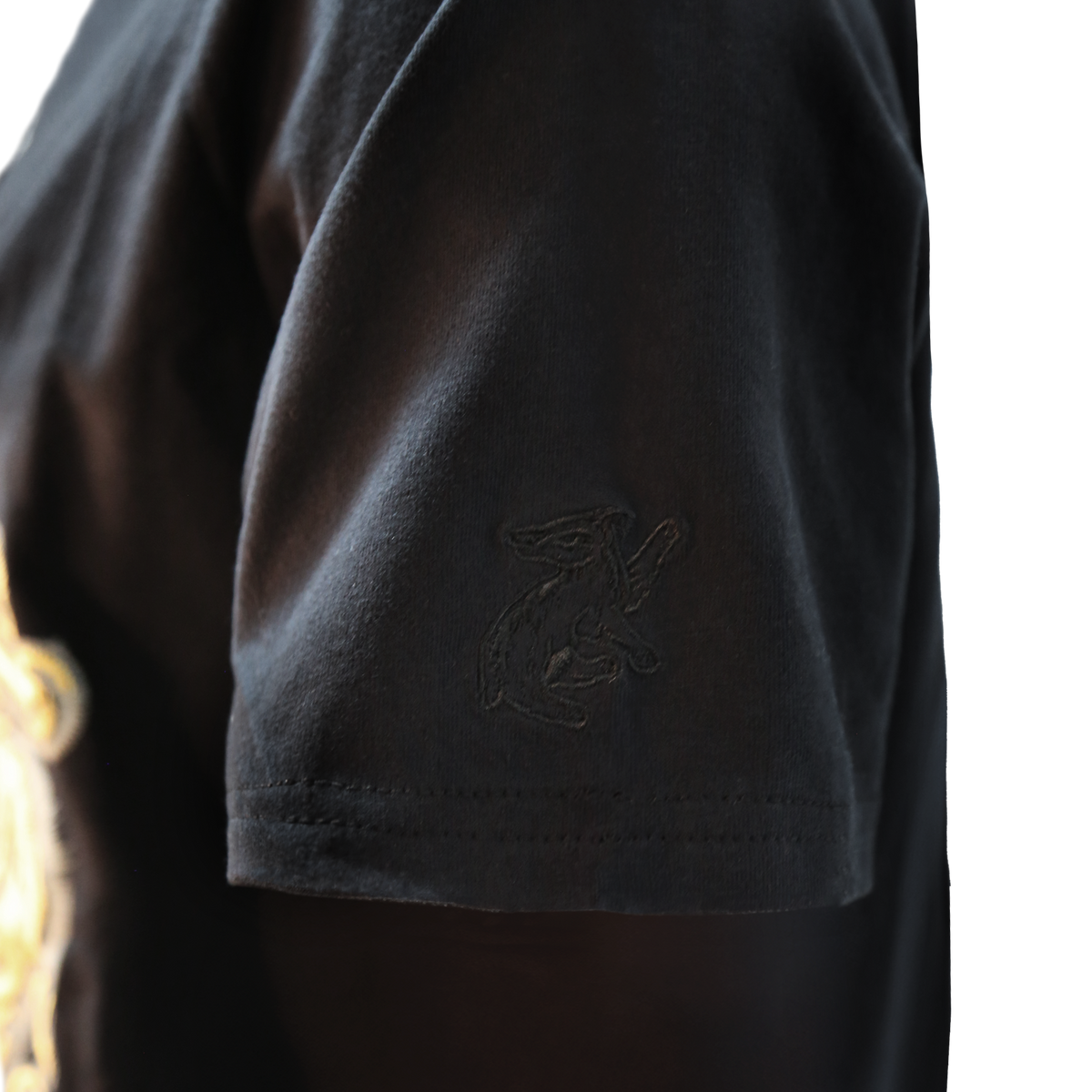 Polera negra con emblema Hufflepuff