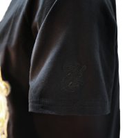 Polera negra con emblema Hufflepuff
