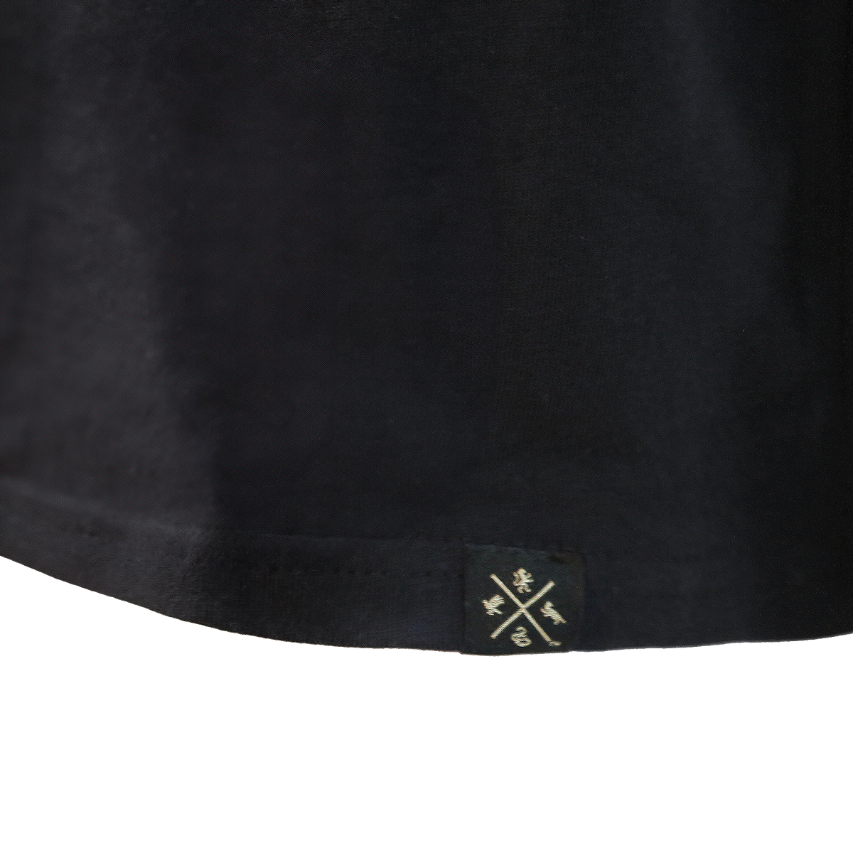 Polera negra con emblema Hufflepuff