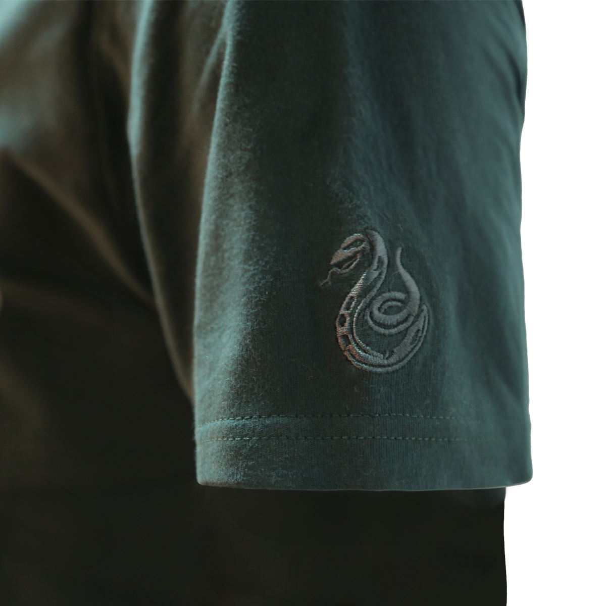 Polera Slytherin con emblema estampado
