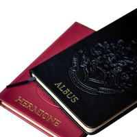 Cuaderno con emblema de Gryffindor en relieve